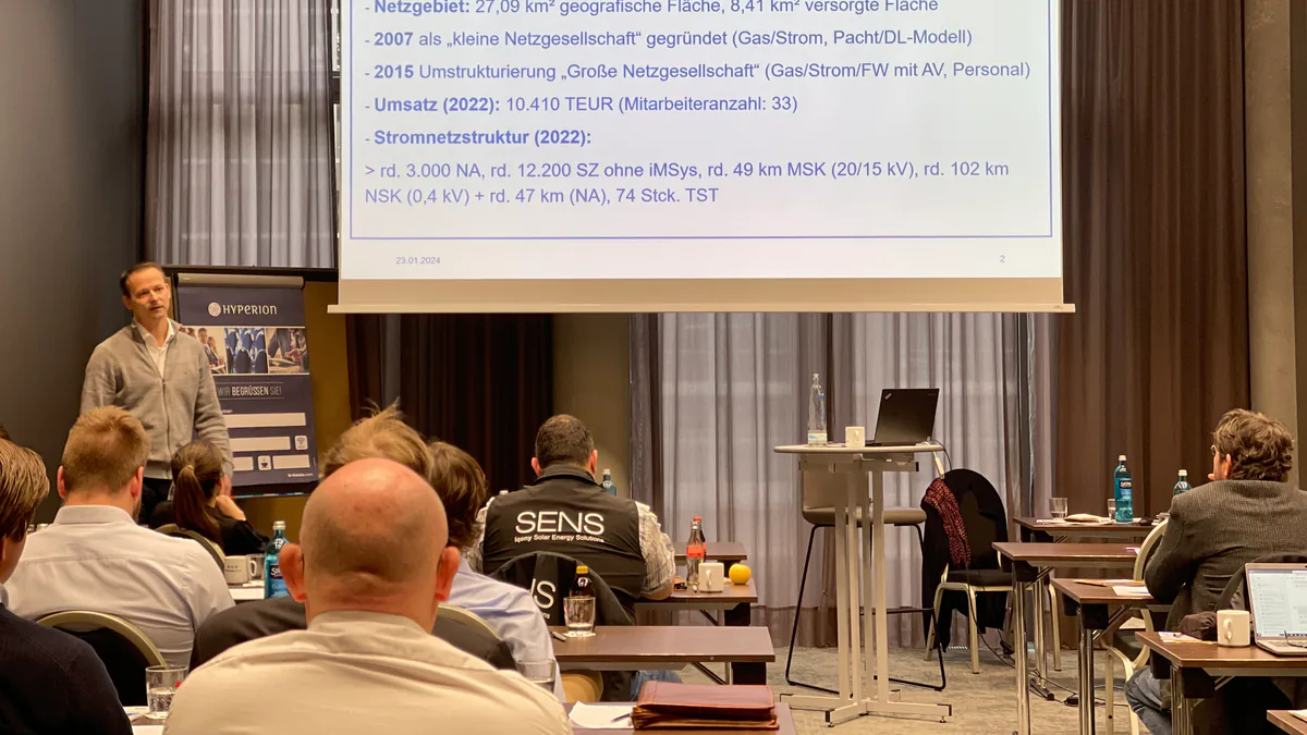 Teilnehmende verfolgen einen Fachvortrag beim Leipziger Photovoltaikforum 2024