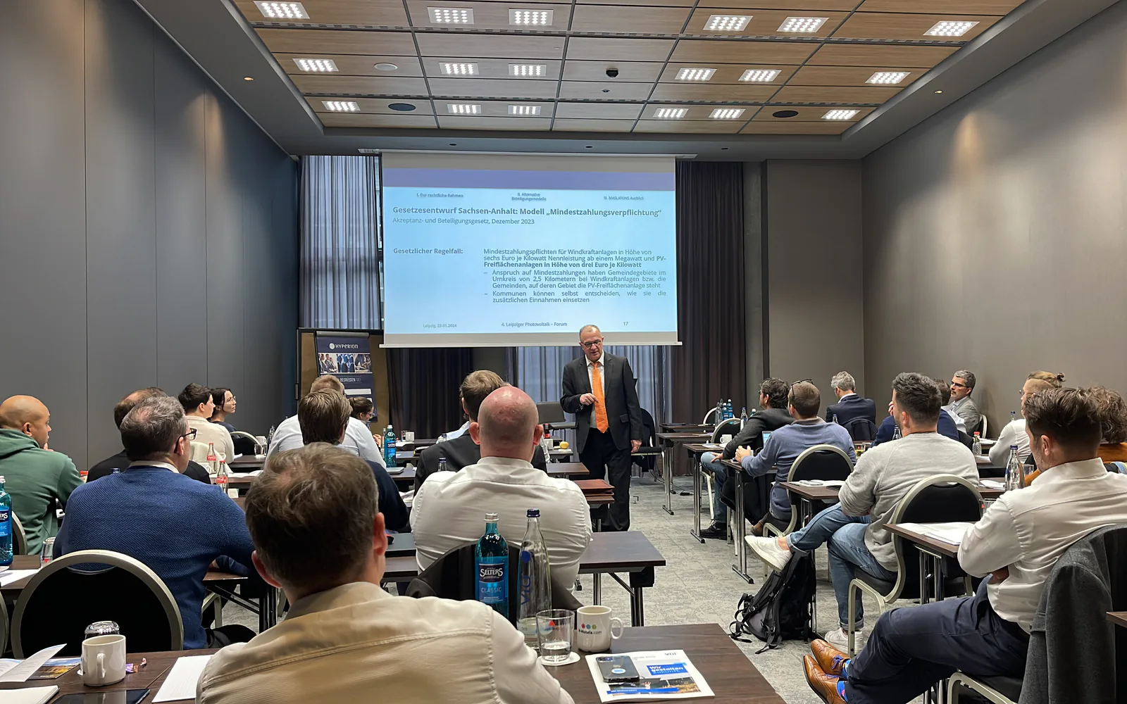 Vortrag vor Teilnehmenden beim Leipziger Photovoltaikforum 2024
